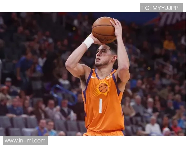 布克回应分享球权争议强调场上每位球员都应具备威胁性 布克回应分享球权争议强调场上每位球员都应具备威胁性